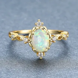 Bague vintage élégante en alliage d'or avec opale ovale et accents de zircon
