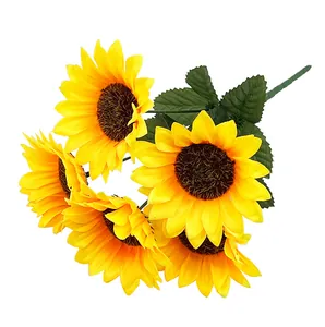 Nahaufnahme eines künstlichen Sonnenblumenstraußes mit leuchtend gelben Blütenblättern