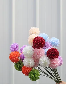 Detailansicht bunter künstlicher Ball-Chrysanthemen für Hochzeits- und Eventdekoration