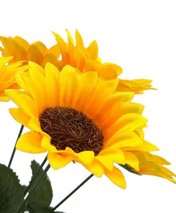 Makrodetail von künstlichen Sonnenblumen mit realistischen gelben Blütenblättern und Mitte
