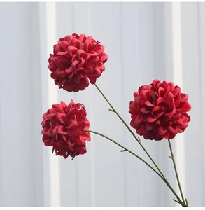 Nahaufnahme von dreiköpfigen tiefroten künstlichen Ball-Chrysanthemen für die Hochzeitsdeko