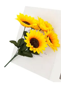 Detailansicht eines gelben künstlichen Sonnenblumenstraußes für die Wohndekoration