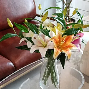 Künstlicher Lilienstrauß in Glasvase für elegante Innendekoration zu Hause.