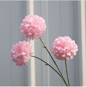 Detailansicht von 3-köpfigen rosa künstlichen Pompon-Chrysanthemen für die Hochzeitsdeko.