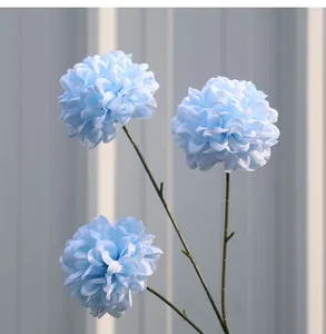 Detaillierte Nahaufnahme von hellblauen künstlichen 3-Kopf-Pompon-Chrysanthemen