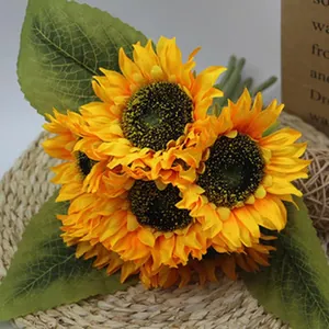 Nahaufnahme eines künstlichen Sonnenblumenstraußes mit realistischen Seidenblättern