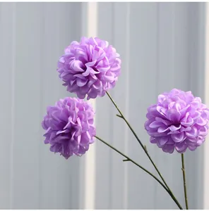Detailaufnahme von drei lila künstlichen Ballchrysanthemen für die Heim- und Hochzeitsdekoration