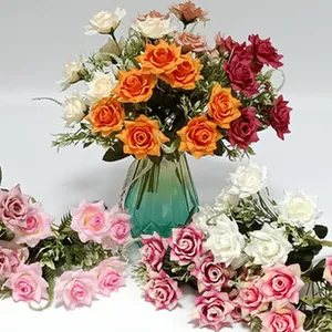 Detailansicht von bunten künstlichen Seidenrosen in einer dekorativen Glasvase gezeigt.