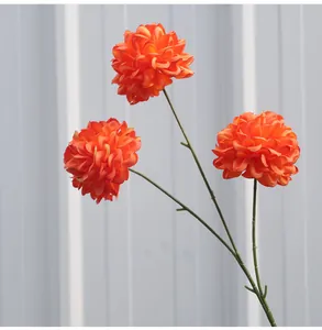 Detailansicht von drei orangefarbenen künstlichen Kugelchrysanthemen für Hochzeitsdeko