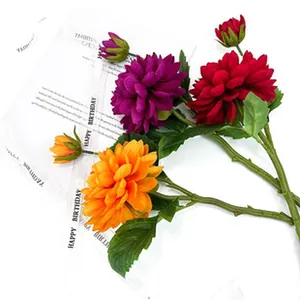 Detailansicht von hochwertigen künstlichen Seidenblumen in Violett-, Rot- und Orangetönen
