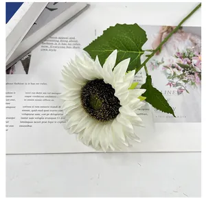 Detailansicht einer realistischen künstlichen weißen Sonnenblume für Dekoration.