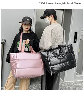 Grandes bolsos de viaje acolchados en rosa y negro mostrados en modelos para tamaño