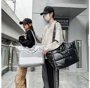 Bolso de viaje acolchado grande para gimnasio y fin de semana en negro y plata, diseño moderno