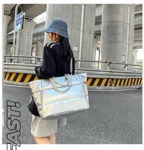 Bolso tote acolchado plateado metálico para viajes y fitness en un entorno urbano