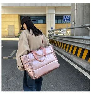 Bolsa de viaje acolchada rosa metalizado grande con correa de hombro en un modelo
