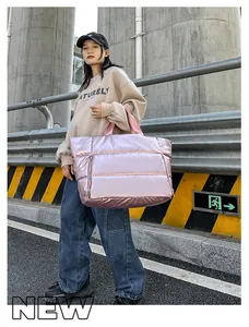 Bolso de viaje acolchado rosa metalizado de gran capacidad usado por modelo urbana