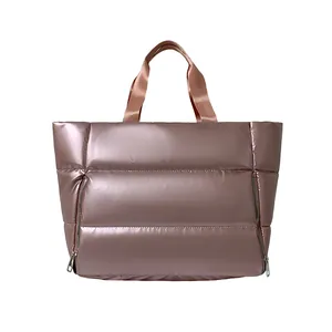 Bolso tote acolchado oro rosa metalizado con detalle de cremallera para viaje y gym.