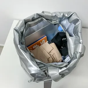 Bolso de viaje grande plateado metalizado con amplio espacio de almacenamiento interno