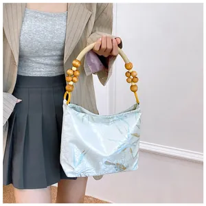 Elegante borsa in stile cinese con motivo floreale e manico in perline di legno