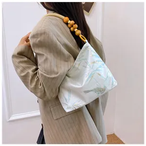 Vista dettagliata della borsa a tracolla stile nuovo cinese con stampa floreale e perline