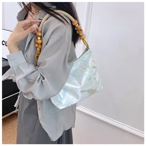 Vista dettagliata di una borsa in stile cinese con tracolla in perle di legno vintage.