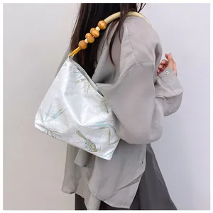 Elegante borsa a tracolla in stile cinese con stampa floreale e perline di legno