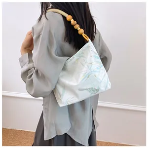 Elegante borsa a tracolla stile cinese con dettaglio tracolla decorativa in legno