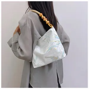 Donna che indossa una borsa bianca elegante in stile cinese con stampe vintage
