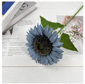 Nahaufnahme einer blauen künstlichen Sonnenblume für Wohn- und Hochzeitsdekorationen