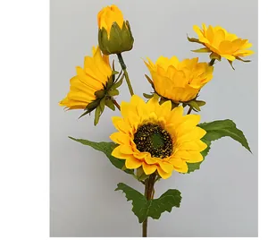 Detalle macro de un ramo de girasoles artificiales con pétalos de seda realistas
