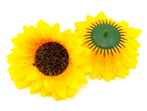Voor- en achterkant detail van gele kunstzonnebloemen voor DIY bruiloft decoratie