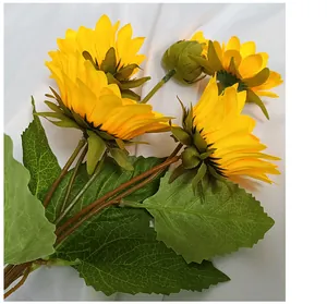 Vista detallada de girasoles artificiales de alta calidad con pétalos amarillos