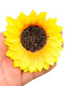 Detailopname van kunstmatige zonnebloemkop voor doe-het-zelf bruiloftsdecoratie