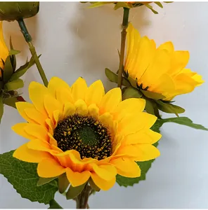 Detalle macro de los pétalos de girasol artificiales con centro amarillo y verde.