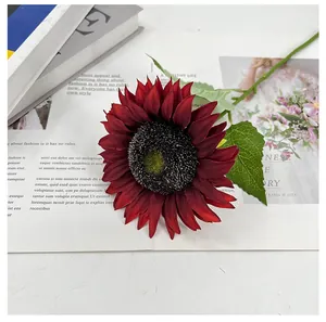 Detailansicht einer burgunderroten künstlichen Sonnenblume mit realistischen Seidenblüten