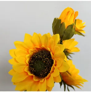 Vista macro detallada de ramo de girasoles artificiales vibrantes para decoración de mesa