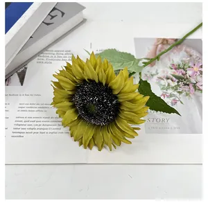 Detailansicht einer olivgrünen künstlichen Sonnenblume mit strukturierter Mitte.