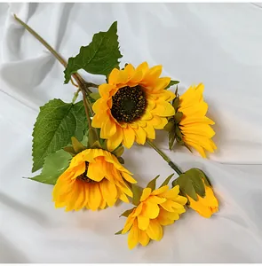 Vista detallada de ramo de girasoles artificiales con cinco cabezas amarillas