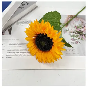 Detaillierte Makroaufnahme einer gelben künstlichen Sonnenblume mit Seidenblütenblättern