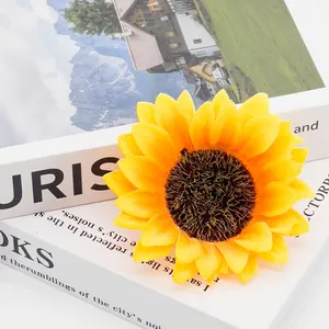 Levendige gele kunstmatige zonnebloemhoofd voor DIY-ambachten en bruiloft huisdecoratie