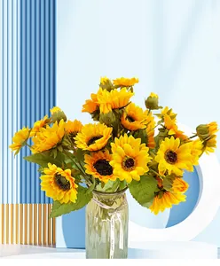 Vue détaillée d'un bouquet de tournesols artificiels réalistes dans un vase en verre