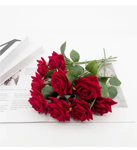 Dettaglio di un bouquet di rose rosse artificiali in flanella per decorazioni nuziali.
