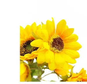 Détail en gros plan de têtes de tournesols artificiels jaunes aux pétales de soie
