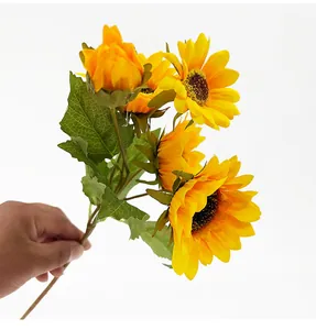 Gros plan détaillé d'un bouquet de tournesols jaunes artificiels aux feuilles vertes
