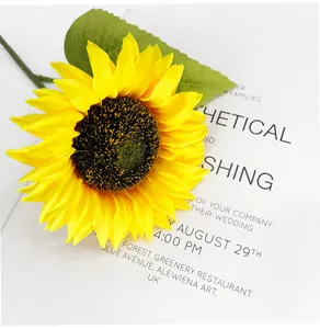Detaillierte Nahaufnahme einer leuchtend gelben künstlichen Sonnenblume auf Karte