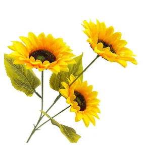 Realistischer künstlicher Sonnenblumenstrauß mit drei großen Blütenköpfen für die Hochzeit