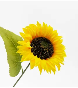 Nahaufnahme einer realistischen künstlichen Sonnenblume mit lebhaften gelben Blüten