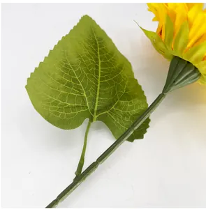 Nahaufnahme eines künstlichen Sonnenblumenblattes und Stiels mit realistischer Textur.