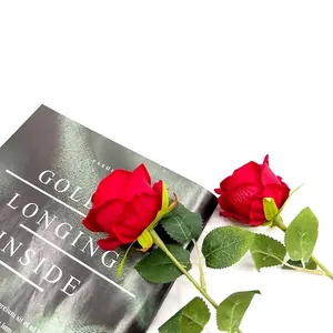 Rose finte realistiche in velluto rosso con foglie verdi per matrimoni e casa