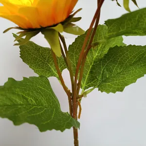 Primer plano detallado del tallo y las hojas del girasol artificial para decoración.